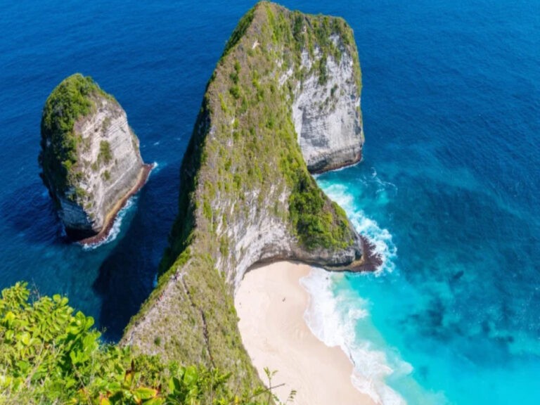 Klif w kształcie dinozaura nad plażą Kelingking na wyspie Nusa Penida obok Bali