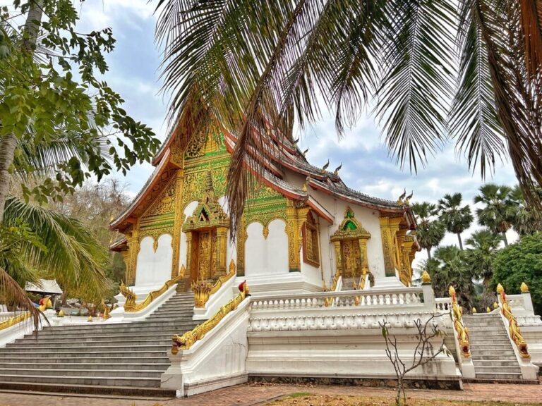 Złota świątynia buddyjska w Luang Prabang w Laosie