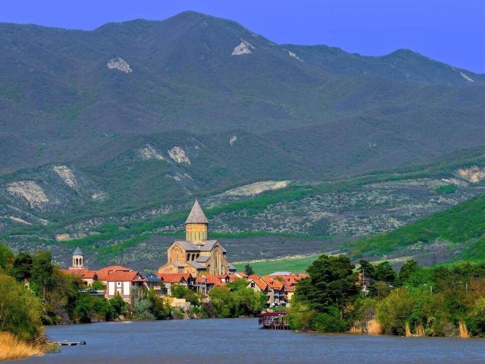 Katedra Sweti Cchoweli w Mcchecie w Gruzji na tle Kaukazu