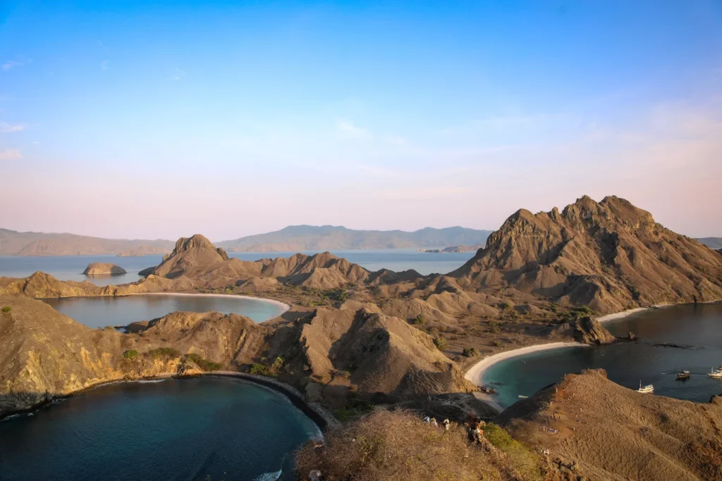 Widok ze szczytu wyspy Padar na Wyspach Komodo – Indonezja